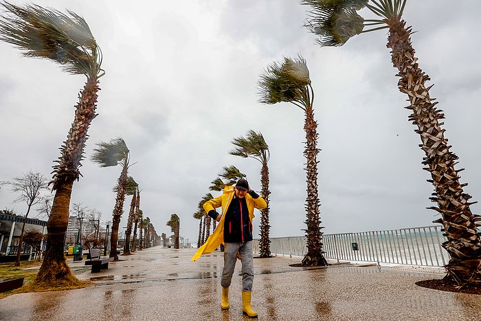 Antalya'da 'Kırmızı' Alarm: Fırtına Hayatı Felç Etti