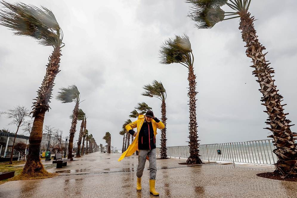 Antalya'da 'Kırmızı' Alarm: Fırtına Hayatı Felç Etti