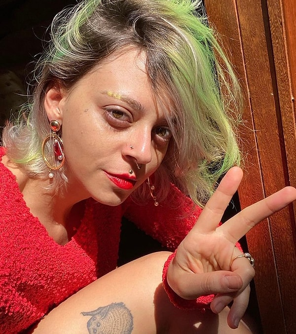 В настоящее время у девушки более 153 тысяч подписчиков и, вероятно, гораздо больше клиентов, которые хотят иметь ее работы на своем теле. Это неудивительно, ведь ее искусство уникально и увлекательно. Выбранный ею стиль очень похож на популярную в прошлом тенденцию «Плохая живопись», которая, честно говоря, также, кажется, возвращается.