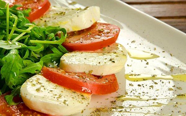 2. İtalyan mutfağından: Caprese salatası tarifi