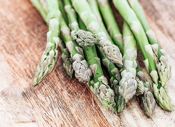 8. Немного не по теме, но в один день я попробовал спаржу и бросил курить сигареты. Также я почувствовал необычный запах своей мочи. Клянусь богом, я думал, что либо умираю, либо отказ от курения оказал негативное влияние на мою мочу. Я тут же начал гуглить "почему моя моча пахнет ..." и система показала автозаполнение "после употребления спаржи". На этом моменте я выдохнул с облегчением.