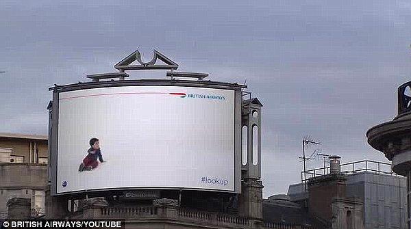 "Aha!" etkisi denince ilk akla gelen çalışmalardan biri 2013 yılında British Airways'in ilgi çeken interaktif reklam panosudur. Bu reklam fikrine göre ekrandaki çocuk aniden ayağa kalkıp yukarı doğru bakmaya ve gökyüzünü işaret etmeye başlayacaktır.
