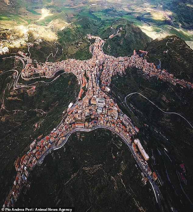 Чентурипе, небольшой городок на острове Сицилия, был сфотографирован с воздуха с помощью беспилотника, показав его пятиконечную форму (на фото)