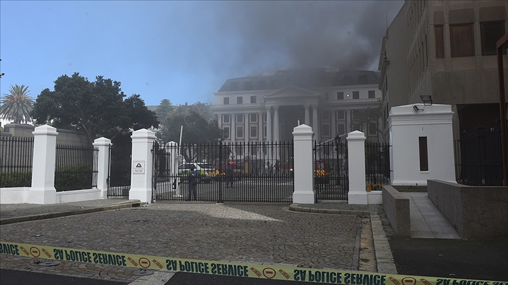 Dün de Yangın Çıkmıştı: Güney Afrika Parlamentosu Yeniden Yandı