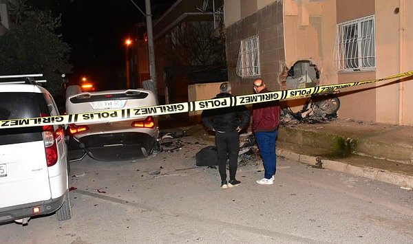 Takla atan otomobildeki iş yeri sahibi ile bıçakla yaralanan kuryenin sağlık durumlarının iyi olduğu öğrenildi.