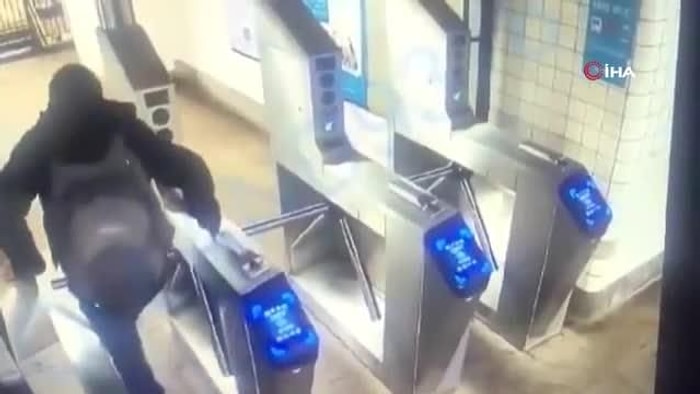 Turnikenin Üzerinden Atlayarak Metroya Kaçak Binmek İsteyen Gencin Düşerek Hayatını Kaybettiği Korkunç Anlar