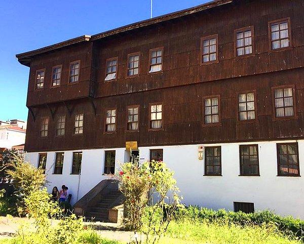 1. Eski bir konağın müzeye dönüştürülmüş hali; Sinop Etnografya Müzesi…