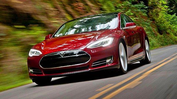 Elektrikli otomobil üreticisi Tesla, 2021 yılı için analistlerin tahminlerini aşarak yıl boyunca 936 bin 172 araç teslimatı yaptığını açıklamıştı.