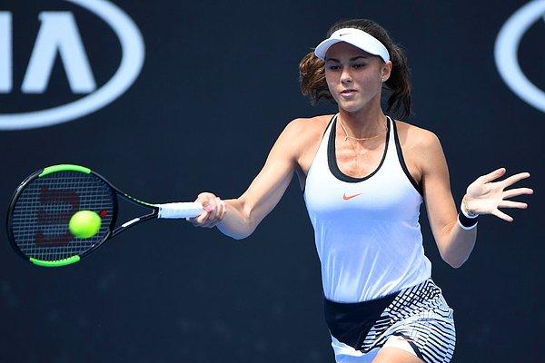Novak Djokovic'in aşı yaptırmamasına rağmen Avustralya Açık'a tıbbi muafiyetle katılma hakkı almasına rağmen, Rus tenisçi Natalia Vikhlyantseva'nın Sputnik'in Avustralya'da kabul görmediği için turnuvaya katılımına izin verilmediği ortaya çıktı.