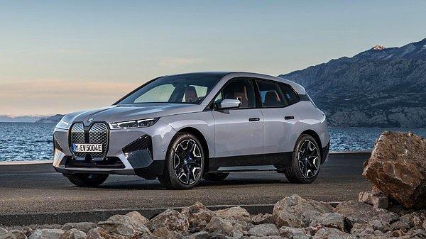 12. Yeni aracıyla adeta gövde gösterisi yapan BMW, CES 2022 fuar alanının dışındaki sergileme alanında tek tuşla aracın rengini değiştiren teknolojisini de lanse etti...