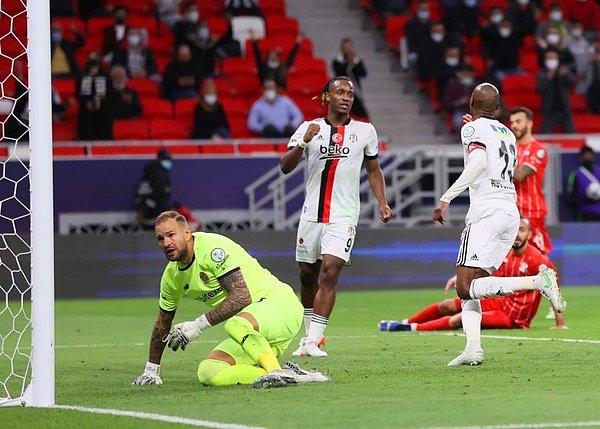 Beşiktaş 33. dakikada Atiba'nın golüyle öne geçti. Karşılaşmanın ilk yarısını siyah-beyazlılar 1-0 önde tamamladı.