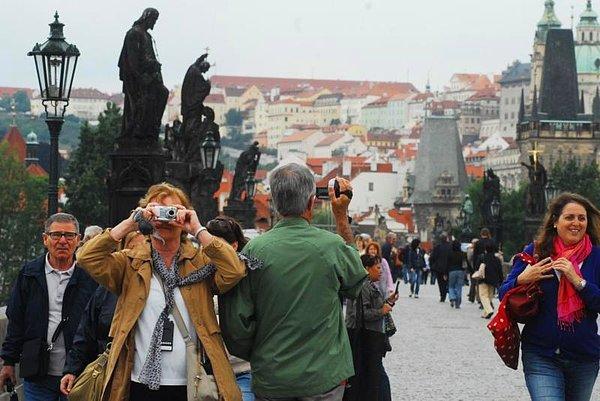 9. "Prag'da fotoğraf çekmek için kameramı çıkardım ve insanlar bana yolu açıp kenara çekildiler. Çok düşünceli insanlar!"