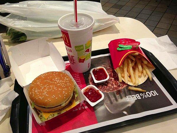 14. "Japonya'da zincir restoranlardan hamburger sipariş ettim ve aynı reklamlardaki gibi geldi! Amerika'da yediğim eziş büzüş olmuş hamburgerlerden sonra gördüklerime inanamadım."