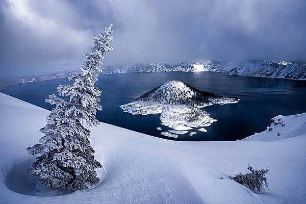 4. Crater Lake Ulusal Parkı'nda soğuk bir kış sabahı, Oregon - ABD: