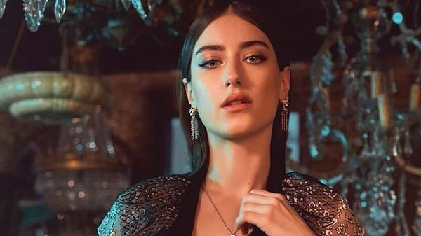 Yaşananların korkunçluğuna birçok ünlü isim tepki gösterirken, bir vurgu da dizisi Pera Palas'ta Gece Yarısı'nın ikinci sezon galasında olan Hazal Kaya'dan geldi.