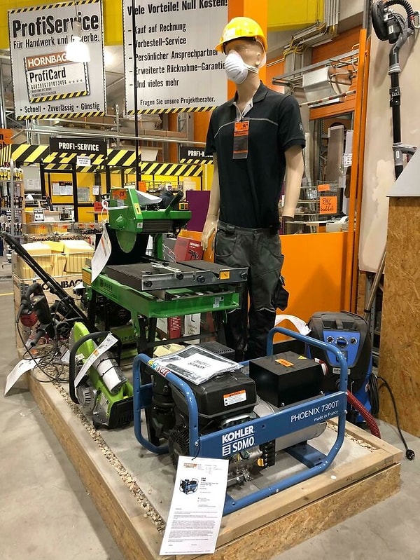 4. Интересный выбор манекена для дисплея настольной пилы