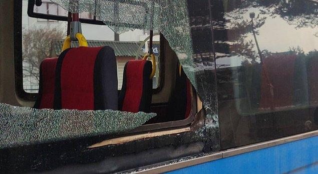 Kurşunlardan biri şoför kapısına diğeri de dolmuşun orta camının çerçevesine isabet ederken, olayda aracın camı kırıldı.