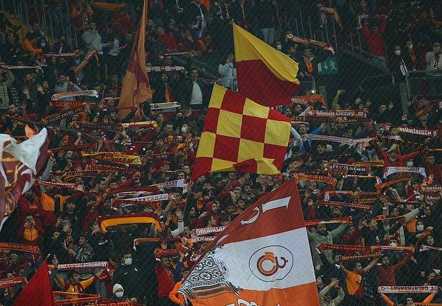 Galatasaray'da taraftarlar son dakikalarda "Yönetim uyuma, takımına sahip çık. Söylesene Fatih Hoca takım niye oynamıyor?" şeklinde tezahürat yaptı.