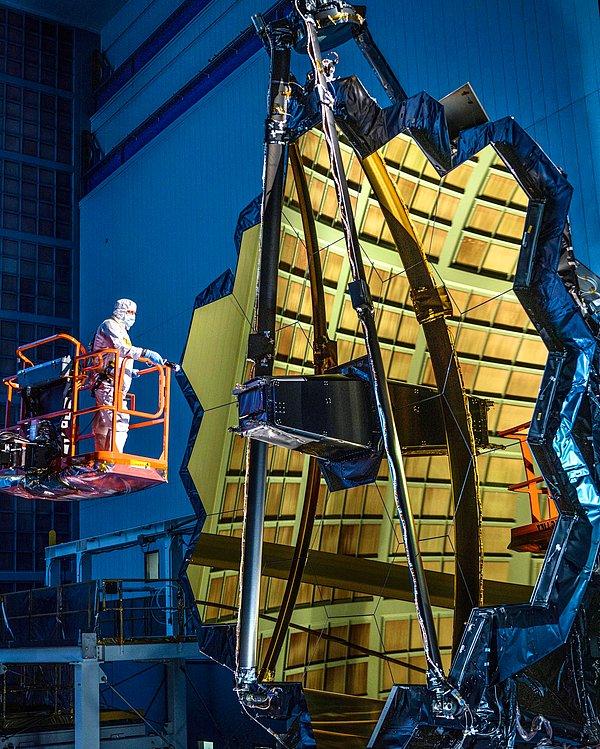 4. ABD Ulusal Havacılık ve Uzay Dairesi’nin (NASA) uzaya fırlattığı en güçlü uzay teleskobu olan James Webb, ayna açılışını tamamlayarak son şeklini aldı. Böylelikle NASA, evrenin başlangıcına bakma görevinde yeni ve önemli bir kilometre taşına ulaştı.