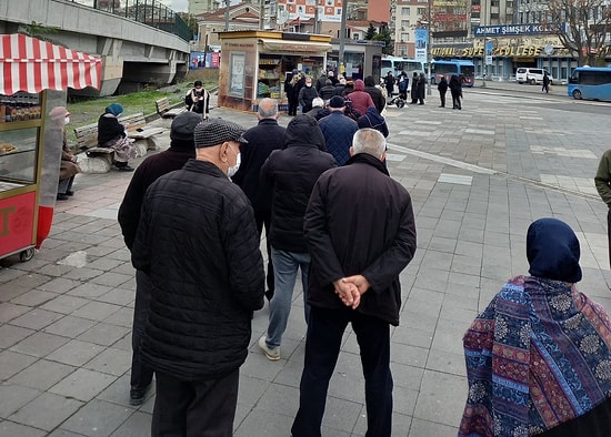 AKP'li Üyelerden Önerge: 'Halk Ekmek, Ekmeği Uzun Kuyruklar Oluşturduktan Sonra mı Getiriyor?'
