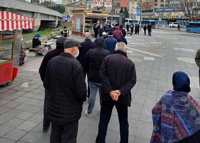 AKP'li Üyelerden Önerge: 'Halk Ekmek, Ekmeği Uzun Kuyruklar Oluşturduktan Sonra mı Getiriyor?'