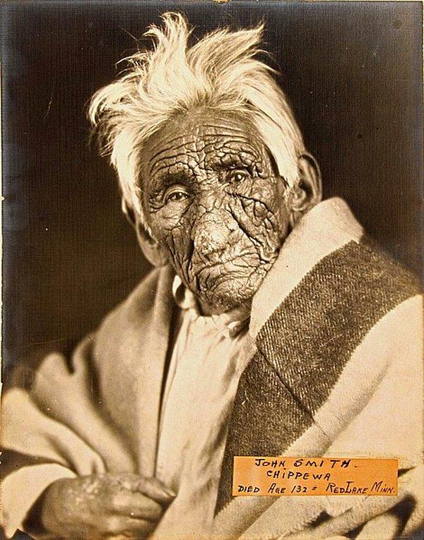 10. John Smith olarak tanınan bu adamın kaynağa bağlı olarak 100 ile 130 yıl boyunca yaşadığına inanılıyor. Kendisinin kabiledeki adı da 'Kırışık Et'miş.
