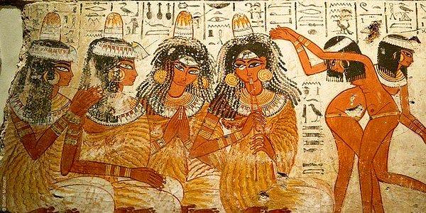 Biz günümüzde eczaneden alınan hazır hamilelik testleri kullansak da Antik Mısır'daki kadınlar idrarlarını bir torba arpaya ve bir torba buğdaya yaparak bu sorunu çözüyordu.