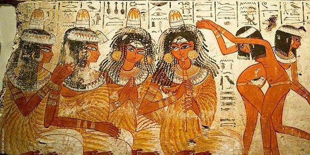 Biz günümüzde eczaneden alınan hazır hamilelik testleri kullansak da Antik Mısır'daki kadınlar idrarlarını bir torba arpaya ve bir torba buğdaya yaparak bu sorunu çözüyordu.