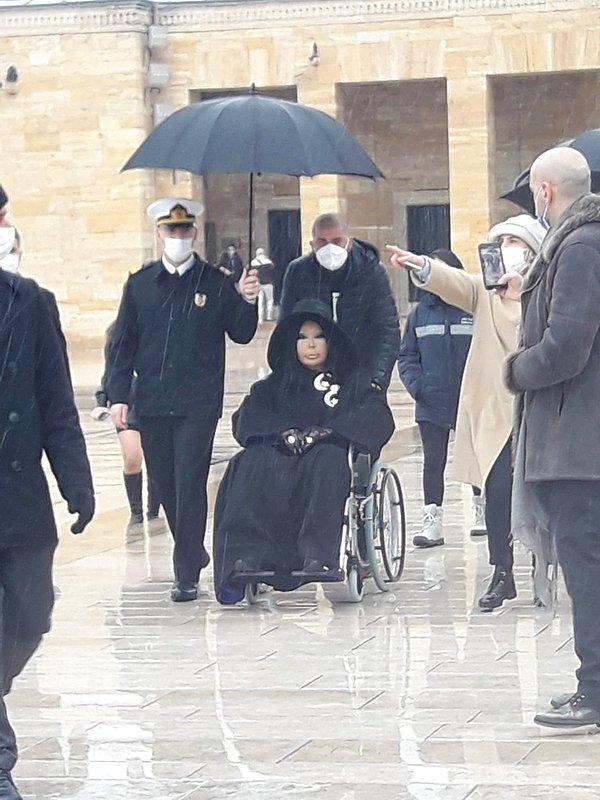 Yanındaki yardımcısı/korumasıyla birlikte ziyaretini gerçekleştiren Bülent Ersoy'a bir Subay'ın şemsiye tutarak eşlik etmesi ise sosyal medyada tartışma konusu oldu.