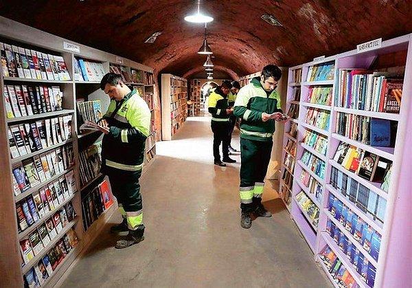 5. Çöp konteynırlarından topladığı kitaplardan bu kütüphaneyi kuran belediye işçileri...