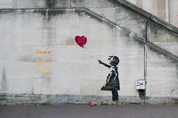 3. 2021'de Banksy'nin kısmen parçalanmış tablosu 'Love is in the Bin', 25.4 milyon dolara satıldı. 2018 yılında ilk kendini imha ettiğinde ise1,4 milyon dolara satılmıştı.