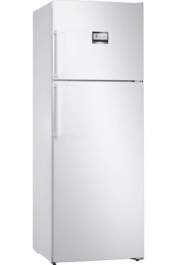 2. Bosch marka çift kapılı buzdolabındaki çekilebilen cam raflar sayesinde buzdolabındaki her şeye rahatça ulaşılabiliyor.