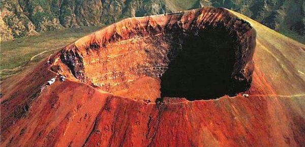 NASA'ya göre Vezüv Yanardağı'nı çevreleyen lav katmanlarının jeolojik analizi, son 17 bin yılda 8 büyük patlama meydana geldiğini gösteriyor.