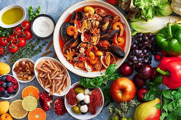 Yani adı üzerinde Akdeniz mutfağının en sevilen karakteristik yemekleri bu beslenme çeşidini oluşturuyor.