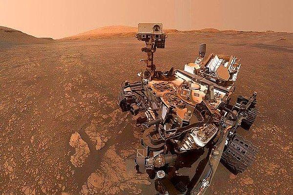 6. NASA’nın 10 yıl önce Mars yüzeyine inen Curiosity isimli aracı sonunda Kızıl Gezegen’de bir yaşam belirtisi bulmuş olabilir. Curiosity tarafından keşfedilen fosilleşmiş kayaçların 2.7 milyar yıllık mikrobiyal yaşama işaret ettiği düşünülüyor.