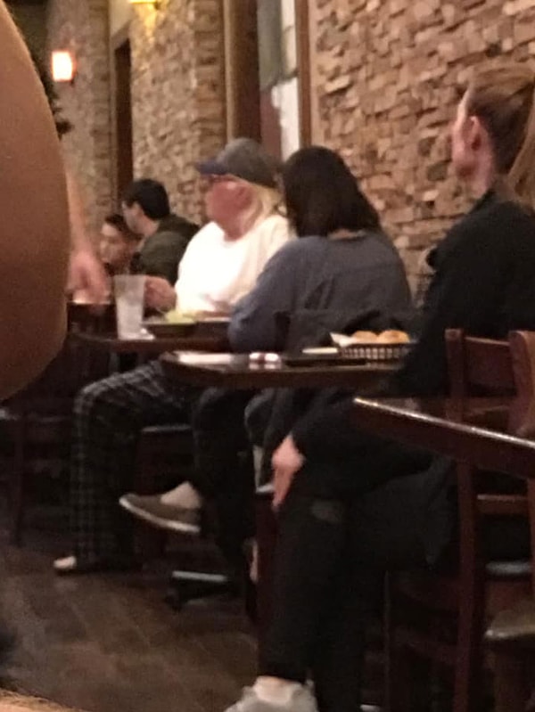 8. У кого-то в ресторане случился сердечный приступ, и пока официант выручал мужчину, эта пара начала жаловаться на то, что еду им не подают сразу