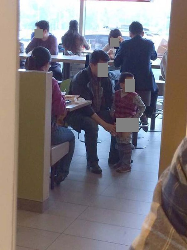 11. "Не обращаейте на нас внимания"