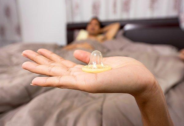 2. Kondomun etkisiz olduğu söylentisi doğru değildir. Hamileliğe ve cinsel yolla bulaşan hastalıklara karşı alınabilecek en iyi yöntem %98 koruma şansıyla hala kondomlar!