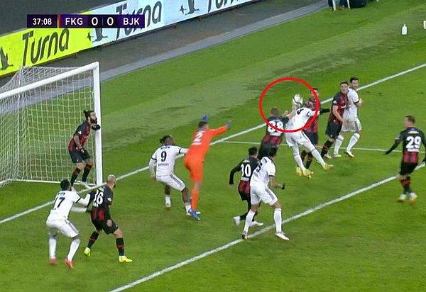 Beşiktaş'a galibiyeti getiren golü 39. dakikada Caner Erkin'in topu yumruklaması sonucu kazanılan penaltıda Michy Batshuayi'den geldi.