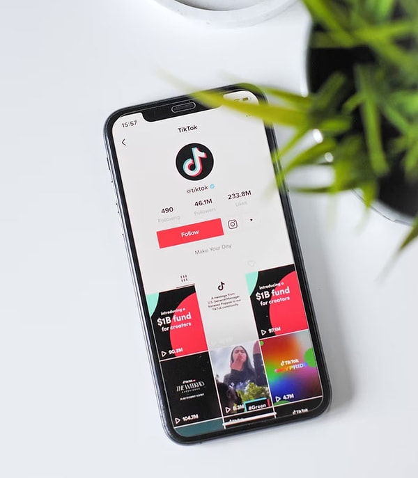 5. Видео TikTok, в которых люди публично раздражают других людей. Да отстань ты, тупой ублюдок, и перестань ставить ведра на головы случайным людям, это вовсе не весело