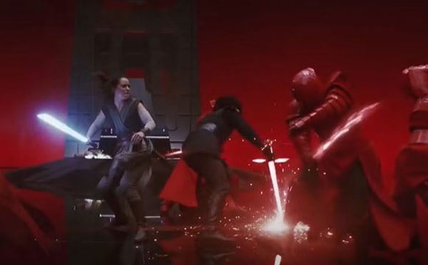 17. Фоновые актеры в сценах боя / войны ждут своей очереди, чтобы атаковать главного героя