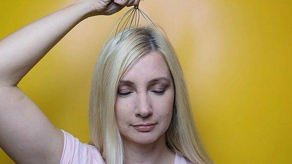 3. Saç masajı aletinden ve titreşimden faydalanın.