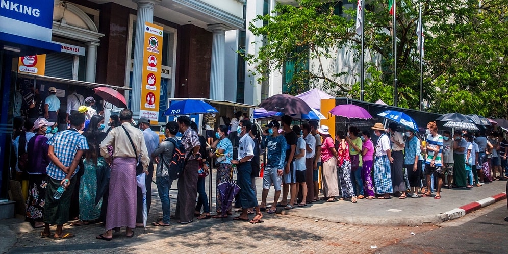 Bankada Sıra Beklemeye Alışkın Olanların Çok İyi Bildiği 11 Durum!