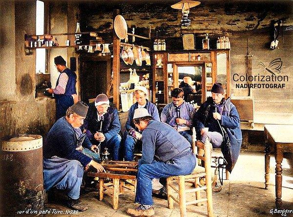 20. Kahvede tavla oynayan adamlar, İstanbul, 1912.