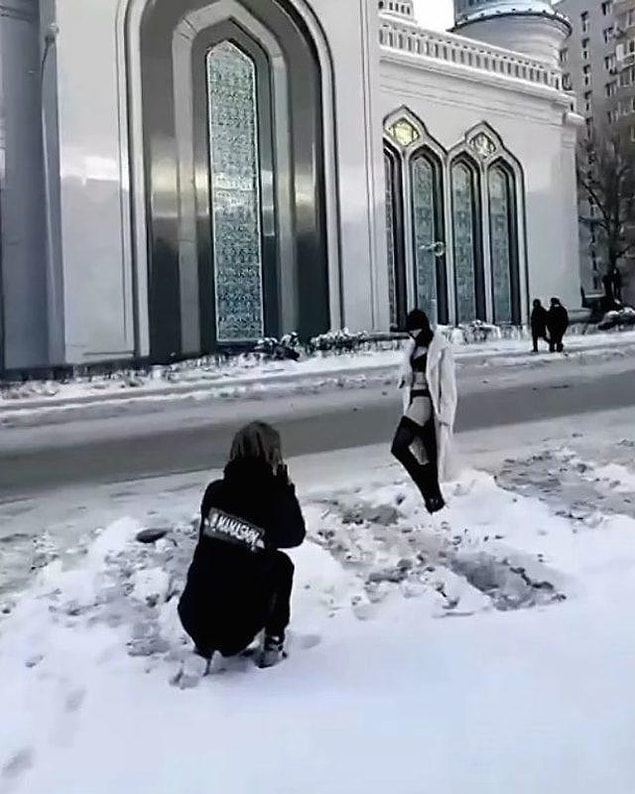 Nedeni ise fotoğraf çekimi sırasında modelin iç çamaşırı giyip, başörtüsü takıyor olmasıydı.