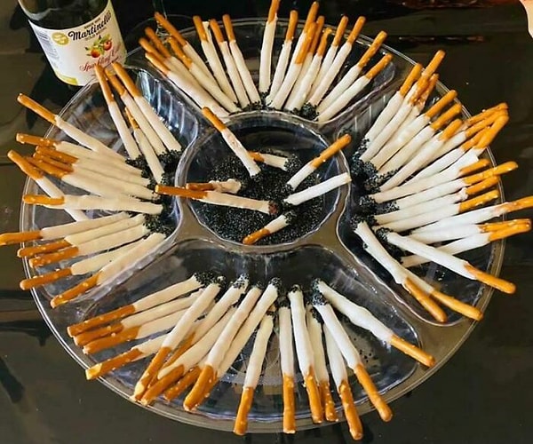 10. Крендельки, смоченные в белом шоколаде и посыпанные семенами мака