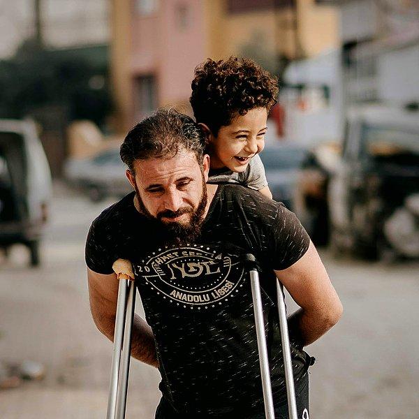 Suriye'deki iç savaş esnasında yaralanıp sakat kalan baba ve oğlunun fotoğrafı büyük ödülü alınca ulusal çapta dikkat çekti.