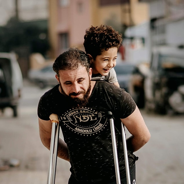 Suriye'deki iç savaş esnasında yaralanıp sakat kalan baba ve oğlunun fotoğrafı büyük ödülü alınca ulusal çapta dikkat çekti.