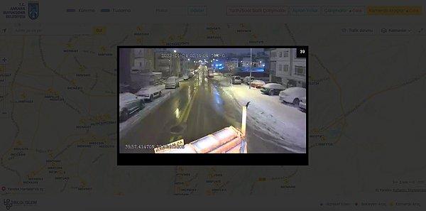 Bağlantıya tıkladıktan sonra açılan sayfada plakalara tıklayarak Başkent Ankara genelindeki kar küreme araçlarının canlı görüntüsüne erişilebiliyor.