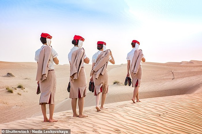 Бывшие бортпроводники Emirates рассказали, что авиакомпания нанимает "полицию по контролю веса" и сокращает зарплаты при наборе массы тела